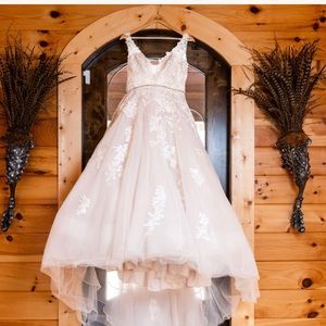 Size 8  and the color is mocha and ivory